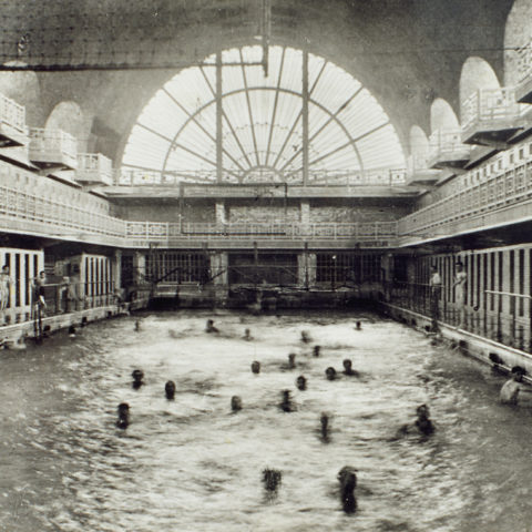 le bassin de la piscine de la rue des Champs vers 1935