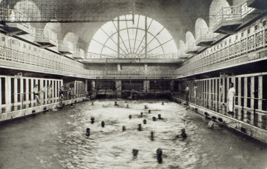 le bassin de la piscine de la rue des Champs vers 1935