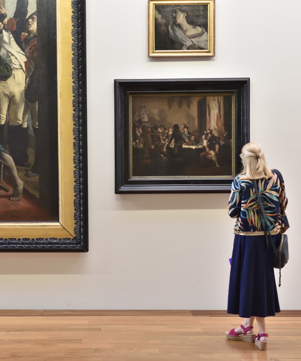 Visiteuse dans les salles du musée