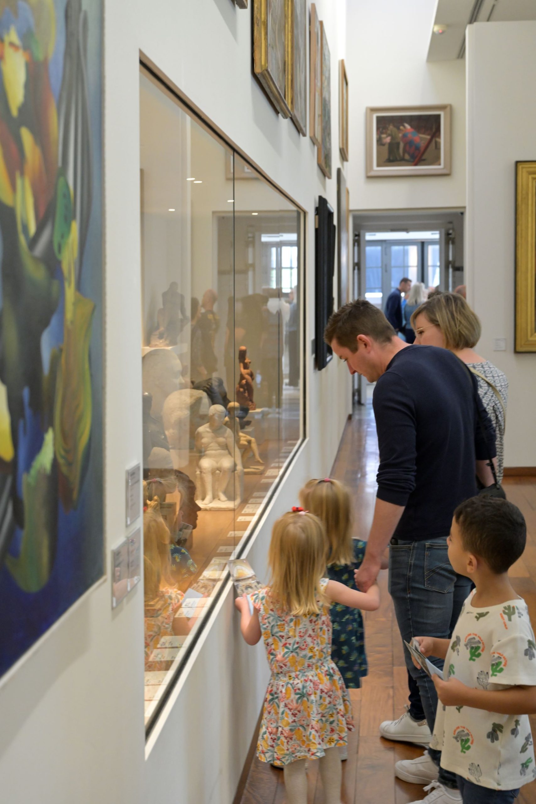 Famille visitant le musée La Piscine