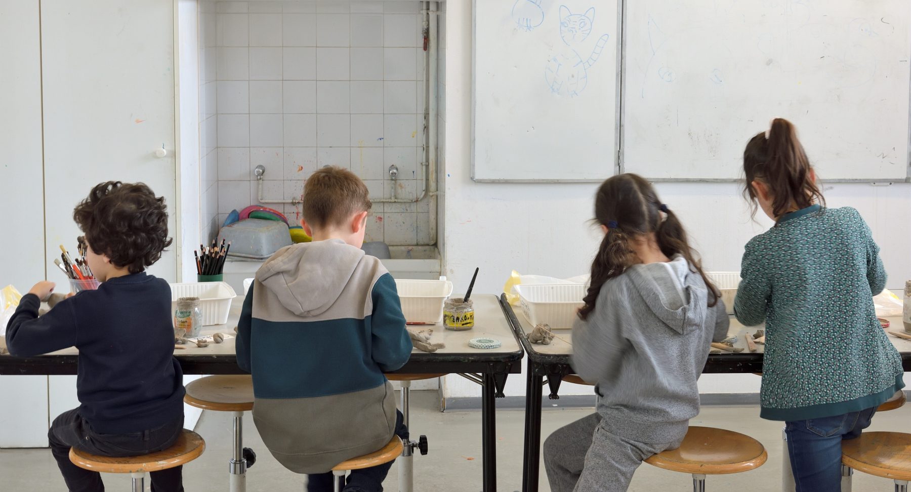 Quatre enfants participent à un atelier au musée La Piscine