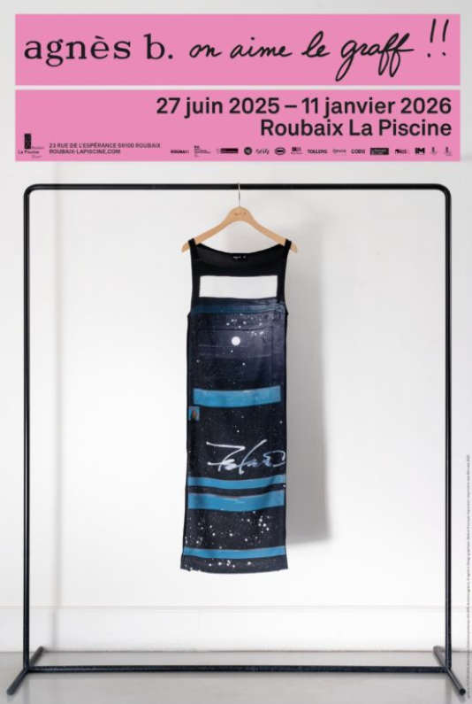 Affiche pour l'exposition "Agnès b. on aime le graff !!" datant de la saison d'exposition d'été 2025. Le vêtement utilisé pour l'affiche est une robe futura, d'Agnès b.
