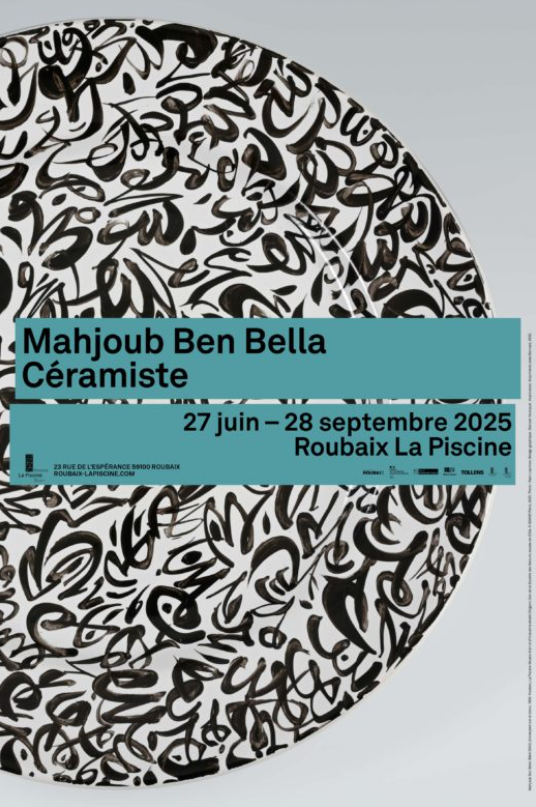 Affiche pour l'exposition "Mahjoub Ben Bella" datant de la saison d'exposition d'été 2025. La céramique utilisée pour l'affiche est un grand plat noir et blanc de Mahjoub Ben Bella.
