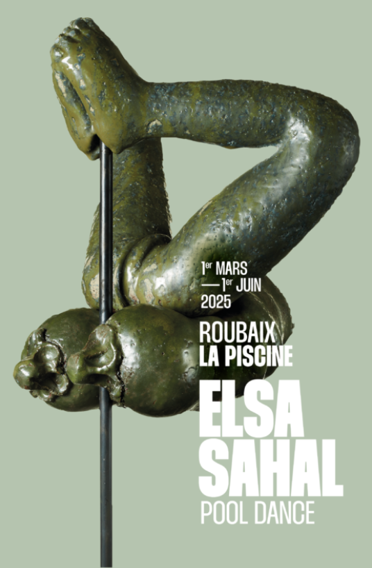 Affiche d'exposition pour "Elsa Sahal, pool dance". Exposition datant du printemps 2025. La céramique utilisée pour l'affiche est "Justine", d'Elsa Sahal. Cette céramique illustre une position de pool dance, ce qu'on peut associer au haut du corps humain est représenté par des têtes de légumes, par contre nous retrouvons bien deux jambes et pieds.