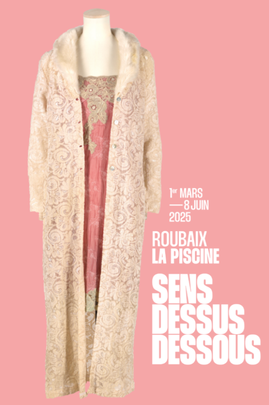 Affiche d'exposition pour "Sens Dessus Dessous". Exposition datant du printemps 2025. Les vêtements utilisés pour l'affiche sont un cardigan et une robe, de Lolita Lempicka.