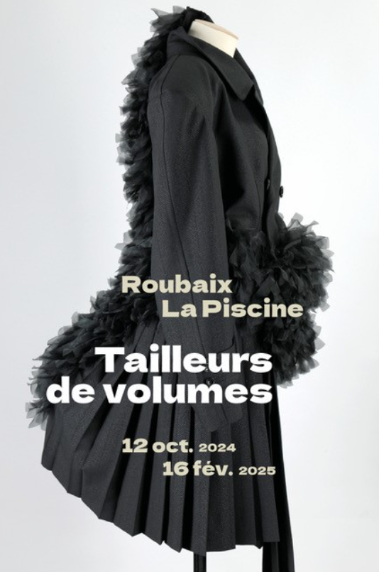 Affiche d'exposition pour "Tailleurs de volumes". Exposition datant d'automne 2024. Le vêtement utilisé pour l'affiche est un manteau noir.
